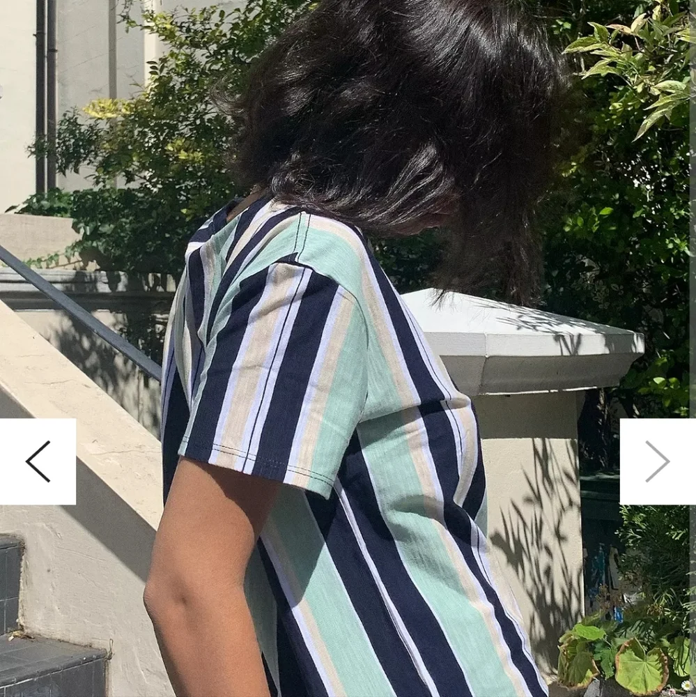 NWT Guess Women's Tee Blue White Vertical Striped Embroidered Logo Size Large - Picture 4 of 10